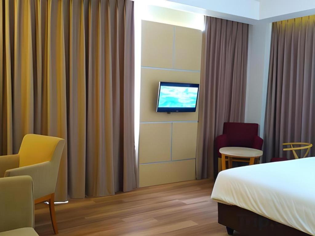 Horison Hotel Сукабуми Екстериор снимка